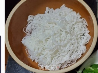 胡萝卜牛肉炒米粉的做法步骤：1