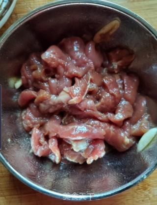 胡萝卜牛肉炒米粉的做法步骤：2
