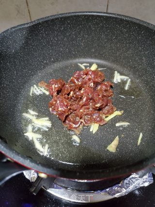 胡萝卜牛肉炒米粉的做法步骤：4