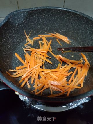 胡萝卜牛肉炒米粉的做法步骤：7