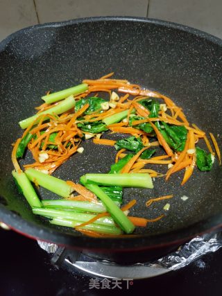 胡萝卜牛肉炒米粉的做法步骤：9