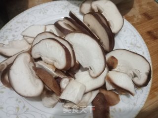 香菇炖豆腐的做法步骤：3