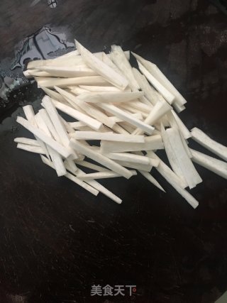 杏鲍菇炒五花肉的做法步骤：1