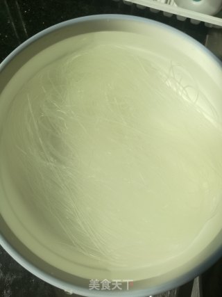 肉沫粉丝金针菇的做法步骤：1