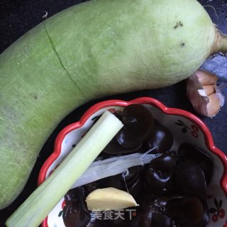 骨汤炖萝卜的做法步骤：1