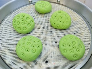花样面点 莲蓬豆沙包的做法步骤：7