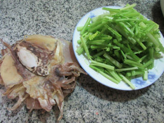 乌贼鲞炒芹菜的做法步骤：1