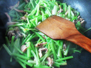 乌贼鲞炒芹菜的做法步骤：7
