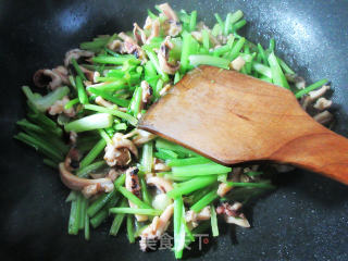 乌贼鲞炒芹菜的做法步骤：10