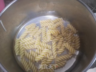 花式精致简餐：南瓜炒意面的做法步骤：1
