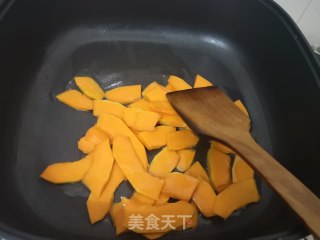 花式精致简餐：南瓜炒意面的做法步骤：3