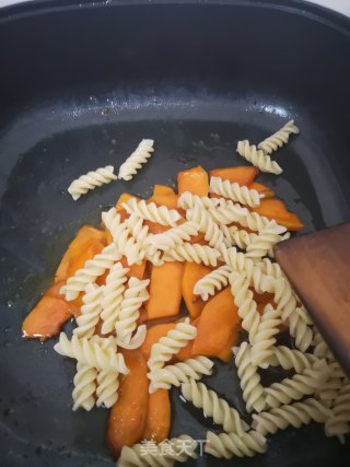 花式精致简餐：南瓜炒意面的做法步骤：4