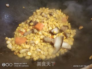 锅烧炒玉米粒的做法步骤：3
