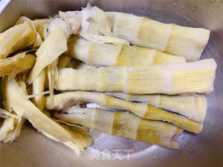 笋干炖腊肉的做法步骤：1