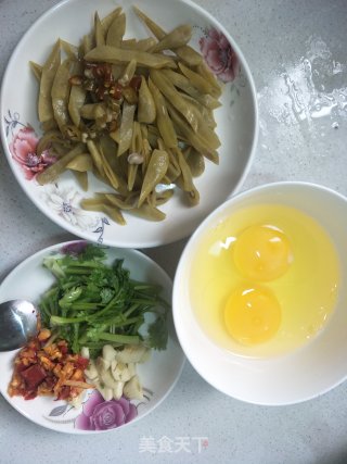 咸菜炒鸡蛋的做法步骤：2