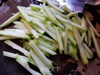 佛手瓜炒河粉的做法步骤：2