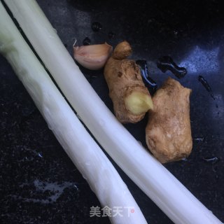 胡椒葱段烧牛柳的做法步骤：1