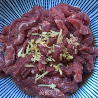 胡椒葱段烧牛柳的做法步骤：2