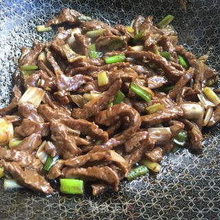 胡椒葱段烧牛柳的做法步骤：8
