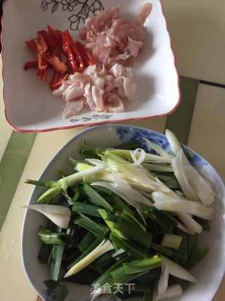 蒜苗炒肉的做法步骤：1