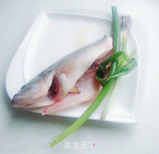 蒸鲈鱼的做法步骤：2