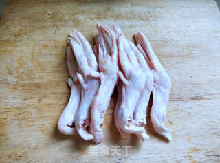酱香焖鸭掌的做法步骤：1