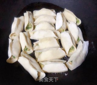 #花样面食#猪肉韭菜锅贴的做法步骤：7