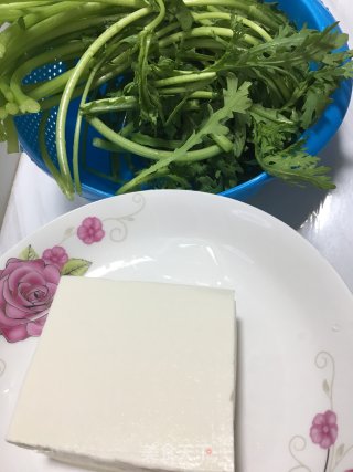 茼蒿豆腐汤的做法步骤：1