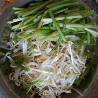 西芹炒笨豆芽的做法步骤：1