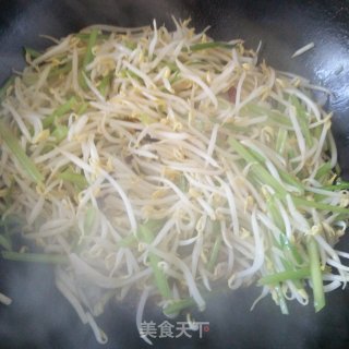 西芹炒笨豆芽的做法步骤：4