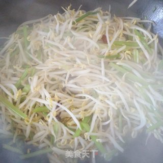西芹炒笨豆芽的做法步骤：5