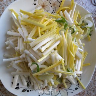 蒜苗炒鸡蛋的做法步骤：1
