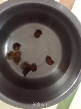 桃胶银耳汤的做法步骤：1