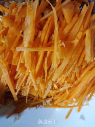 “咸菜”花生米拌胡萝卜丝的做法步骤：2