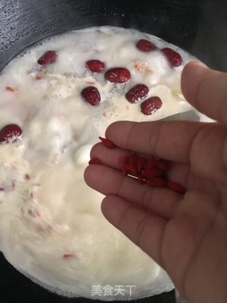 红枣枸杞生鱼汤的做法步骤：7