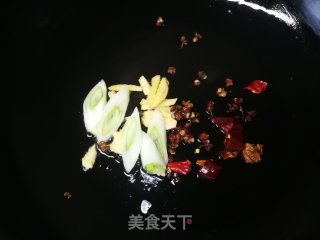 胡萝卜豆芽芹菜炒河粉的做法步骤：4