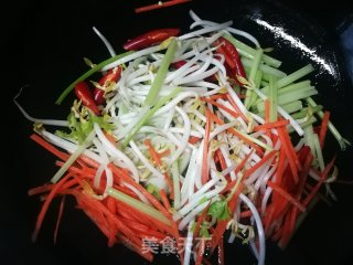 胡萝卜豆芽芹菜炒河粉的做法步骤：5