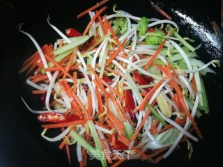 胡萝卜豆芽芹菜炒河粉的做法步骤：6