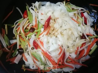 胡萝卜豆芽芹菜炒河粉的做法步骤：8