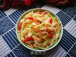 胡萝卜豆芽芹菜炒河粉的做法步骤：10