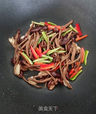 茶树菇炒牛柳的做法步骤：5