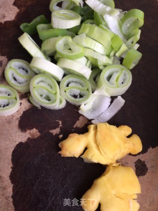 淮山胡萝卜羊肉汤的做法步骤：1