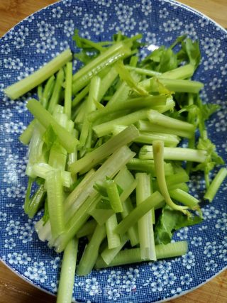 香芹炒干虾仁的做法步骤：4