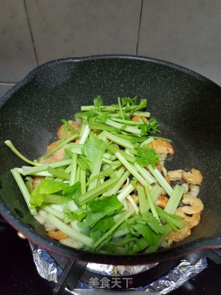 香芹炒干虾仁的做法步骤：9