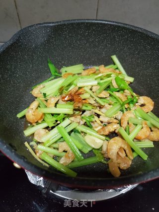香芹炒干虾仁的做法步骤：10
