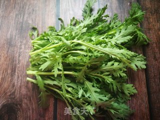 清烫茼蒿的做法步骤：1
