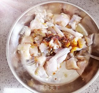 牛蛙焖饭????????的做法步骤：1