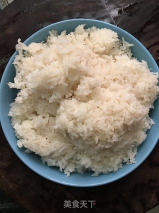 叉烧鸡蛋炒饭的做法步骤：1