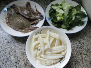 青菜螃蟹煮面鱼的做法步骤：1