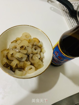 小青辣椒红椒炒海参的做法步骤：1